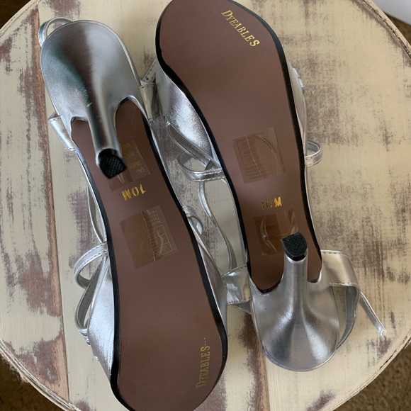 Dyeables Cali Silver Metallic Platform Pump - NWB - Picture 4 of 6